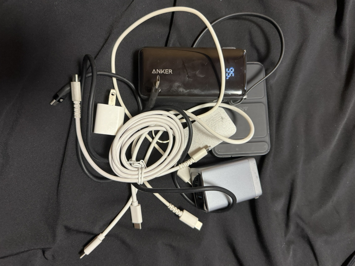 モバイルバッテリーと充電ケーブル
